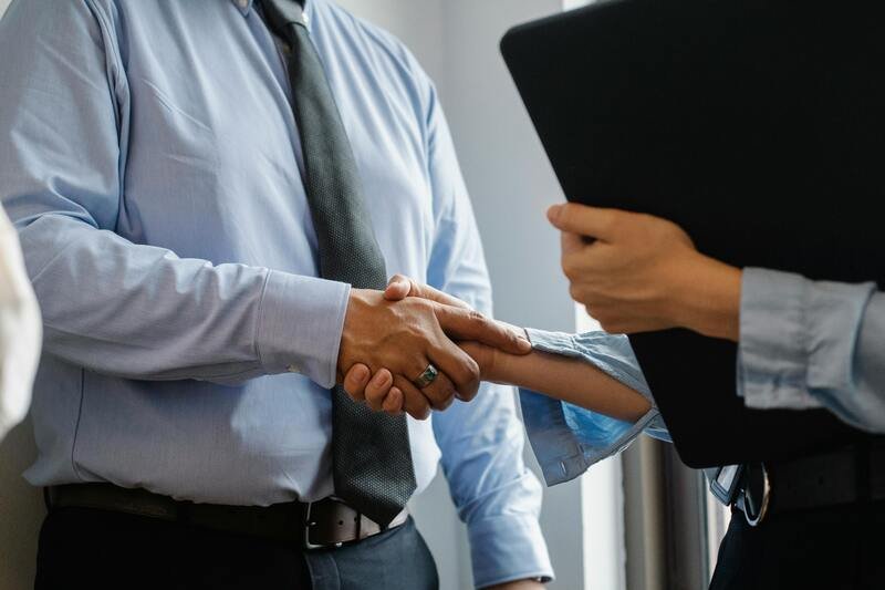Abrir empresa com sócio: vantagens, riscos e custos reais